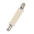 Détail d'une pince à chapeau en dentelle crème avec boucles métalliques et motifs floraux - Pince à pull / Beige