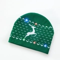Berretto natalizio in maglia verde con LED e silhouette di renne e fiocchi di neve - Alce Verde Scuro