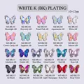 Vista macro de dijes de mariposa de cristal 3D en 22 colores para arte de uñas - Base de Blanco K / Brillo de Luna Blanca