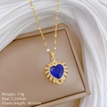 Luxuriöse goldene Herzkette mit dunkelblauem Edelstein in einer beigen Schmuckdose - Blauer Herzanhänger Goldkette (E201 Titanstahlkette Kupferanhänger)