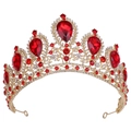 Detailansicht der goldenen Brautkrone mit roten Edelsteinen und Glitzerelementen - KC Gold Klarer und Roter Strass