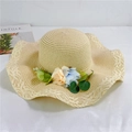 Detalle de sombrero de paja con adornos florales y borde de tejido ondulado fino - M(56-58cm) Con Cuerda a Prueba de Viento / Beige