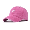 Dettaglio macro del doppio cuore ricamato bianco sul cappellino da baseball rosa lavato - M (56-58cm) / Rosa Rosso