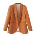 Détail d'un blazer caramel sans fermeture avec col châle et poches plates élégantes - Chocolat