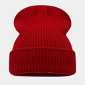 Gros plan sur un bonnet en maille côtelée rouge foncé avec revers épais - 219# Rouge Jujube