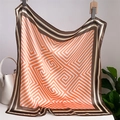Détail d'un foulard en soie satinée aux motifs de labyrinthe géométrique orange et marron - 70x70cm / Orange Blanc Labyrinthe Géométrique (FJ747-3)