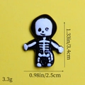 Dettaglio dimensioni dell'accessorio teschio bianco e nero per decorazioni di Halloween - Bambola Teschio Nero