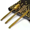 Elegante juego de cubiertos dorados con tenedor cuchillo cuchara sobre servilletas de oro - Cuchillos Dorados (20 unidades)