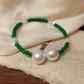 Bracelet vintage français avec perles vertes et perles blanches, accents argentés - Vert clair