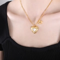 Collana a cuore dorata con zircone e ciondolo a stella sul collo di donna - Oro Bianco