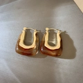 Macro-opname van U-vormige tijgeroog oorbellen met 14k goudlaag en amberkleurige hars - 27# Koffie - U-Vorm