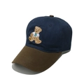 Dettaglio del ricamo dell'orso sul berretto da baseball in cotone blu e marrone - M (56-58cm) / Blu Navy (Color Block)