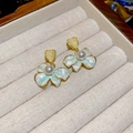 Boucles d'oreilles vintage en émail vert avec bordure dorée et perle dans un écrin - Clous d'oreilles fleur perle émaillée avec tige en argent