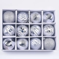 Dettaglio di 12 palline di Natale argento con texture diverse in una scatola a griglia - 12 Pezzi Grigio Argento Dipinto