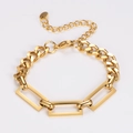 Detalle de la pulsera de cadena de metal dorado grueso con eslabones geométricos rectangulares - Dorado