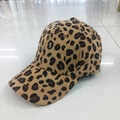 Detailaufnahme der Leopardenmuster-Baseballkappe aus strukturiertem Cordstoff - Dunkler Leopard