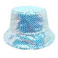 Dettaglio macro di paillettes iridescenti azzurre su cappello a secchiello double-face - M (56-58cm) / Celeste
