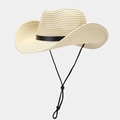 Detalle de sombrero de paja western con textura tejida, cinta negra y barbijo ajustable - Beige