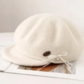 Gorra de lana color crema con lazo de lunares y colgante de corazón plateado elegante - M (56-58cm) / Blanco Roto