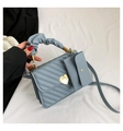 Mini borsa trapuntata azzurra con chiusura a cuore e manico a nuvola - Blu