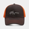 Detail der Mama-Stickerei auf braun-oranger Trucker-Mütze mit Kontrastnähten und Netzdesign - Verstellbar / Dunkelgrau + Oranges Mesh