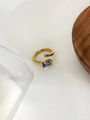 Anello aperto dorato irregolare con una pietra preziosa rettangolare blu profondo - Pietra Blu Rettangolare / Zirconia Blu