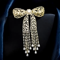 Eleganter Schleifen-Quasten-Brosche mit Zirkon und Süßwasserperlen auf Samt-Seide - Gold