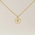 Collar de acero de titanio chapado en oro de 18K con colgante de flor y letra C blanca - 1527 Oro-Letra C