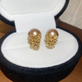 Dettaglio di orecchini di perle champagne con corona dorata e motivi a cuore - Perno in argento sterling 925/Lega/Zirconia/Perla sintetica / Stile Perla Cuore Oro Cavo