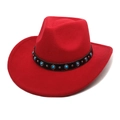 Dettaglio di un cappello da cowboy in feltro rosso con decorazioni in turchese - M (56-58cm) / Rosso