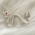 Vue macro de la broche dragon argentée aux yeux rouges sur tissu en peluche blanc - Dragon Argenté avec Queue Balançante-2 (5109284685238)