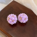 Gros plan de boucles d'oreilles fleurs violettes avec strass sur socle en bois - Puce d'oreille fleur en acrylique violet (Tige d'oreille en argent)