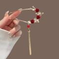 Épingle à cheveux dorée avec roses rouges, perles et longs pompons tenue en main - Fleur de Prunier Flocage (177) / Or/Rouge