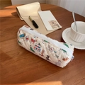 Dettaglio dell'astuccio in tessuto trapuntato con stampe di cani su una scrivania in legno - Motivo Cucciolo (5162652168827)