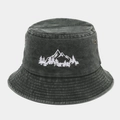 Gros plan sur la broderie de montagne d'un chapeau bob en coton délavé avec œillets - M (56-58cm) / Vert Militaire