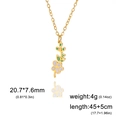 Goldene Edelstahlhalskette mit lavendelfarbenem Blumenanhänger und Blattdesign auf Weiß - Goldfarbe - Weißdorn