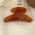 Pince à cheveux classique en acétate marron écaillé avec gravure Barrette La France - 9cm / Couleur caramel