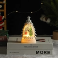 Nahaufnahme einer weißen Weihnachtsbaumlaterne mit Schneemann und Glitzer im LED-Kern - Weihnachtsbaum Weiß Schneemann