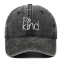 Casquette vintage gris foncé délavé avec broderie blanche Be Kind et cœur - Noir