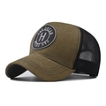 Dettaglio del logo H&H DREAM su un cappellino trucker vintage con rete traspirante - Regolabile / Cachi e Nero (H)