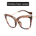 Cat-Eye-Brille mit Schildpatt-Rahmen und goldenen Metallbügeln auf weißem Hintergrund - Tee Fluss Blumig Weiße Linse