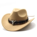 Detail van beige vilt cowboyhoed met etnische geweven band en ossenhoorn hanger - camel