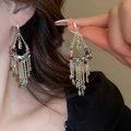 Primer plano de pendientes vintage de concha con borlas y cuentas rojas y verdes en modelo - 5# Estilo de Borla Bohemia Oro Rojo Verde (Gancho de oreja)