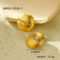 Macro shot of 2.46cm gold textured earrings with crystal inlay and stripe details - NMSE-D526-1 (Striped Round Rhinestone)