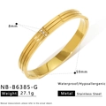 Dettaglio macro del bracciale in acciaio inossidabile dorato con scanalature e gemme - Oro (NB-B6385-G)