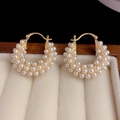 Elegantes pendientes de aro en forma de C dorados con incrustaciones de perlas - Oro Pavé Perla Blanca