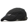 Detalle de gorra plana de algodón con emblema metálico y bordado lateral decorativo - Negro