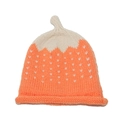 Detailansicht der orangefarbenen Baby-Strickmütze mit Erdbeermuster und Rollrand-Design - M (52-54cm) / Orange