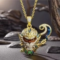 Macro del ciondolo Sun Wukong dorato con diamanti su sfondo di pietra scura - Modello 4