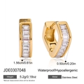 Macro detail of U-shaped gold plated earrings with baguette-cut zircon insets - Gold (JDE0307048)